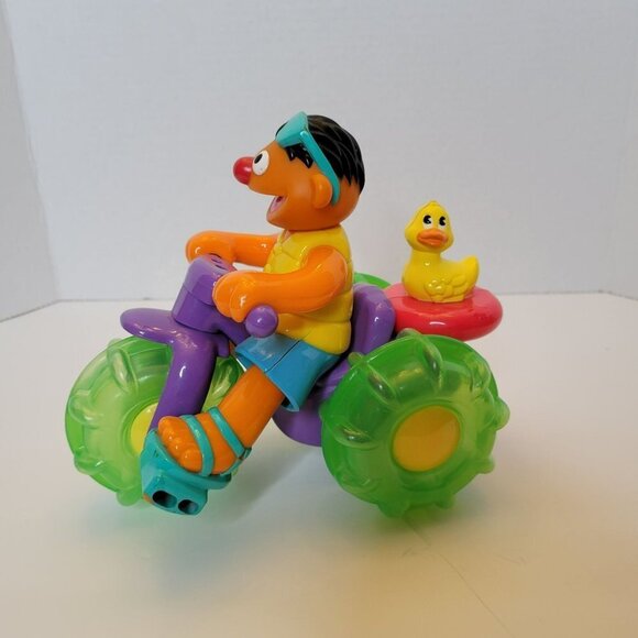 2001 Sesame Street Ernie's Splashing Fun Trike Rubber Ducky Water Toy Works - Picture 2 of 11